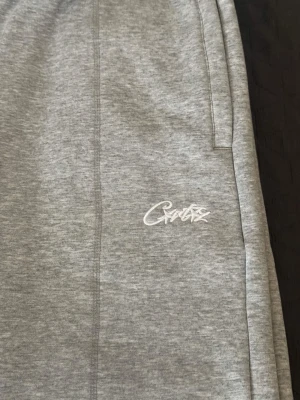 Grå mjukisbyxor från Corteiz - storlek M (175-180) kondition som ny, corteiz grå