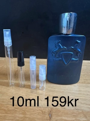 Parfums de Marly Layton 10ml - Parfums de Marly Layton ✨ En söt, kryddig och elegant doft. En av de mest hypade nischparfymerna.  Lyxig och väldigt populär.  🍂❄️ Passar bäst: höst, vinter  ✨ För dig som vill ha komplimanger nonstop.  🔥 Rekommenderar bundle – 15+ andra exklusiva parfymer finns.  Priser: 2ml – 49kr 3ml – 59kr 5ml – 89kr 10ml – 159kr  💎 1 ml ≈ ca 20st sprays 