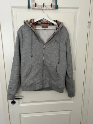 Burberry zip hoodie - Säljer nu denna feta burberry zip hoodien🔥 den är storlek XL men sitter betydligt mindre mer åt M-L hållet🙌 inga defekter och i väldigt bra skick✅ tveka inte på att höra av dig ifall du har minsta lilla fråga! 