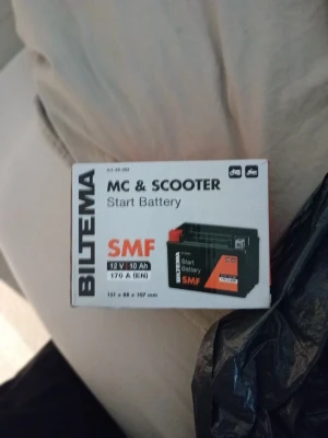 MC & Scooter Startbatteri Biltema - MC & Scooter startbatteri från Biltema, modell SMF. Batteriet är svart med orange detaljer och har 12V, 10Ah och 170A (EN). Kompakt och rektangulär form, perfekt till motorcykel eller scooter. Mått: 151 x 86 x 107 mm.