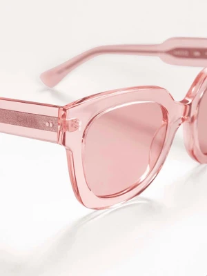 Rosa solglasögon från Michael Kors - Säljer ett par trendiga solglasögon från Chimi i transparent rosa plast. De har en fyrkantig form och matchande rosa tonade glas. Perfekta för att ge din look en cool och modern touch.💕