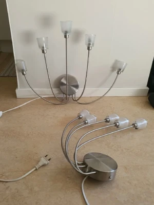 Två fina vägglampor  - Säljer två fina vägglampor. Den ena har jag tappat bort väggfästet på, se sista bilden, men det kostar inte många kronor att köpa det!  Glödlampor ingår ej.