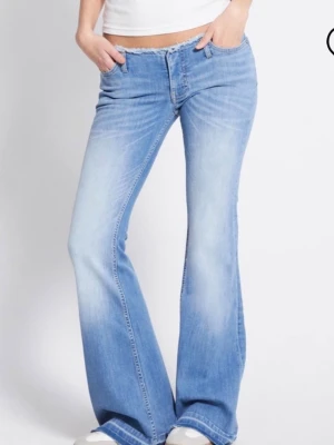 Super lågmidjade trendiga jeans från Lager157 - Säljer ett par ljusblå bootcut jeans från lager157, helt oanvända och nya. Jeansen är i storlek S full length. Perfekt för er som är långa eller andra som gillar långa jeans. 💕