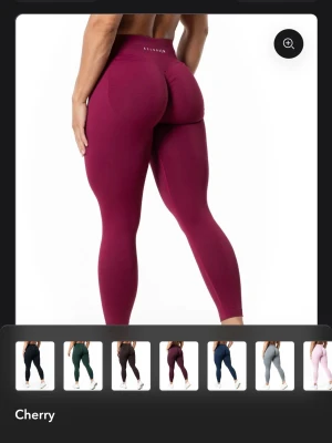 Aura Seamless Scrunch Tights Cherry - size M regular - Tights från Relode i färgen Cherry. De är seamless, har scrunch-detalj bak och mellanhög midja. Tyvärr endast använda ett fåtal gånger, då de är lite för små för mig😇 Min vanliga storlek är M men dessa tights är ganska åtsittande, perfekt om du har storlek S eller är mellan de två storlekarna. Nypris 699 kr