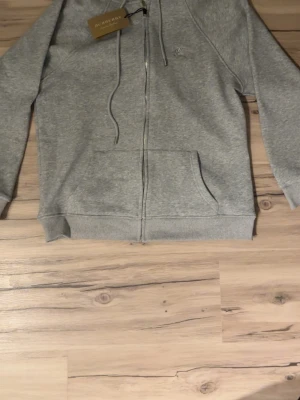 Burberry hoodie grå - En populär burberry hoodie som passar till allt! Perfekt till sommaren. Helt ny med taggar!
