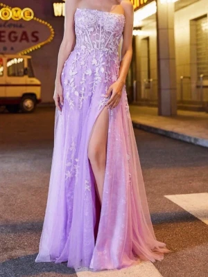 Jättefin balklänning med korsett rygg  - Jättefin klänning som jagvhade på balen och används tyvärr inte längre GE PRIS FÖRSLAG. Är ljus lila rosa och sitter jättebra.