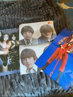 Posters - Den är på The beatels, David bowie och KIZZ! Det kommer från KP men jag rensar så jag tänkte att någon kanske vill ha de.