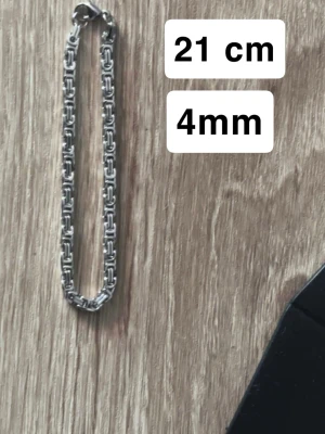 Silverpläterat i kedjearmand 21 cm - Silverpläterat kedjearmband. Längden är 21 cm och bredden 4 mm, vilket ger ett stilrent och modernt intryck. Perfekt för dig som gillar minimalistiska accessoarer med lite edge.