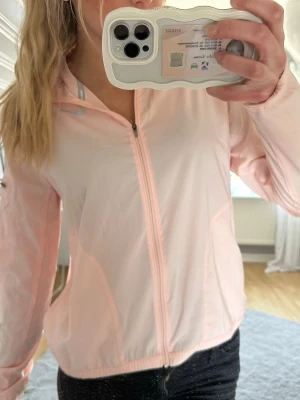Träningströja  - Ljusrosa träningströja från Nike 💕💕 Helt nytt skick, aldrig använd (därför priset)  Står däremot T.K på en lapp på insidan  Fickor båda sidor, ostängbara men stora  Fack för mobilen på ena armen Ord pris 599kr