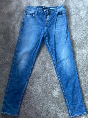 Replay jeans - Säljer ett par jeans från Replay. Skicket är 8/10. Vid funderingar är det bara att höra av sig🍀