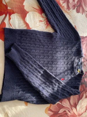 Mörkblå kabelstickad tröja Polo Ralph Lauren - Kabelstickad mörkblå tröja från Polo Ralph lauren, superskön och är bara använd någon gång 