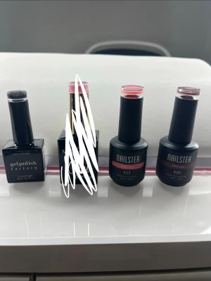Gellack och rubberbase - Säljer 2 rubberbase från Nailster i färgerna 415 & 420 och 1 gellack från Gelpolish Factory. Rubberbasen har jag aldrig använt på riktiga sett utan bara vid övning och swatch, alla är näst intill fulla.