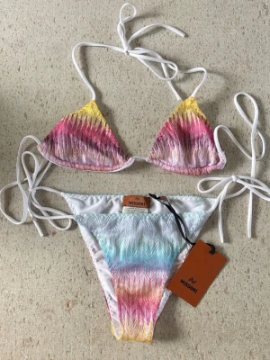 Missoni bikini - Helt ny Missoni bikini. Påsen tillkommer. Storlek 42IT, vilket motsvarar 38 men tycker dock att denna är lite mindre i storlek. 