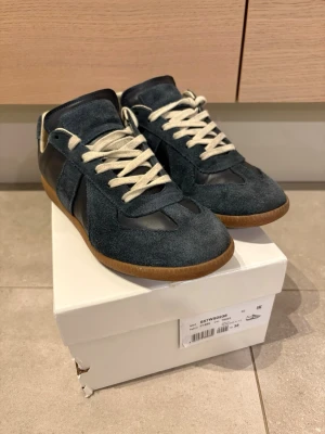 Maison Margiela gats - Säljer för de e för små.  Dom är äkta. Mycket bra skick. Box och allting kommer med. Det är storlek 38. Innermåt 24,7cm