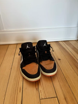 Air Jordan 1 low (strl 44) - Säljer ett par Air Jordan 1 low ”shattered back board”. I gott skick men lite slitna vid snörena. 