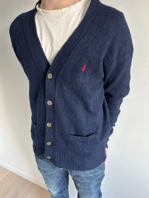 Ralph Lauren - Snygg stilren Ralph Lauren kofta i mörkblå färg med den klassiska röda loggan! Perfekt nu till vår/sommar