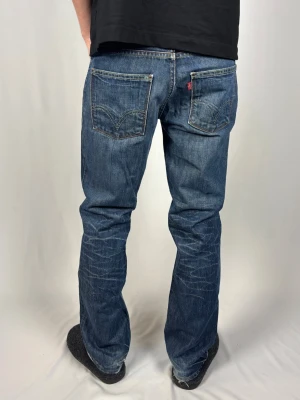 Levi's 511 - Levi's Jeans | Modell: 511 | Skick 9/10 mycket bra | *Lite heelscrape och knapp utbytt | Nypris ca 2500kr | Mitt pris 999kr | Size: 32/32 | Modellen är 182cm och väger 67kg | Midja: 40cm | Ytterbenslängd: 104cm | Benöppning: 20cm | Lår: 26cm | Kom gärna pm vid frågor eller funderingar |