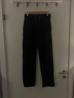 Mjukisbyxor - Svarta mjukisbyxor med fickor både fram och bak. Hör av dig om du har några frågor! 💗🫶🏼