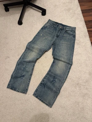 Decency Concept Jeans  - Yo säljer dessa jeans jag köpte förut, det blev aldrig att jag använde dem. Så dem är helt helt nya. Midja 40cm, benöppning 23.5cm och totala längd 106cm 