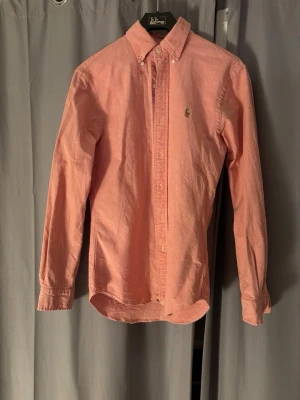 Rosa skjorta från Ralph Lauren - Klassisk rosa skjorta från Ralph Lauren. Perfekt nu till sommaren. Slim fit model. Först till kvarn.