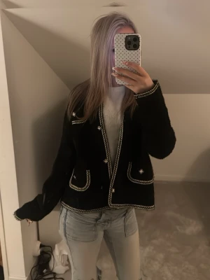 Vår/ sommar jacka💕 - Otroligt vacker jacka/kofta från Bleut de Paris ❤️Perfekt till sommaren och våren💕Så fina guld-vita detaljer ❣️Personligen tycker jag knapparna är allt!❤️Andvänd väldigt få tals gånger men inga skador eller fläckar! ord pris: ≈750kr nu pris: 249kr!💗💞