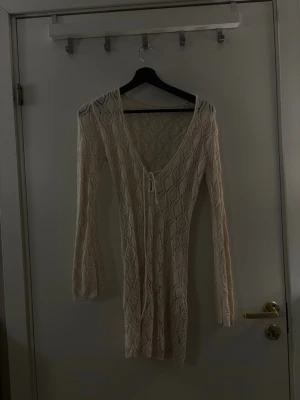 Strandklänning - Beige strandklänning där man kan knyta framtill. Perfekt ovanpå bikini för lite täckning. Hör av dig om du har några frågor! 💗🫶🏼