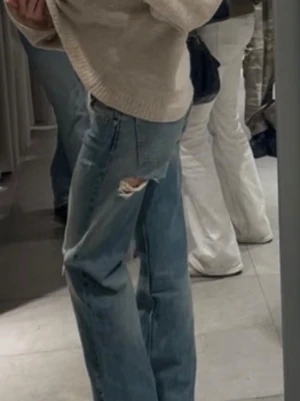 Zara trendiga lågmidjade  - ALDRIG ANVÄNDA. Trendiga förlåt för dåliga bilder om nån vill ha bättre så kan jag skicka utan problem 