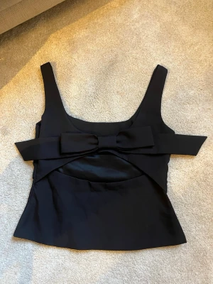 svart blus - helt oanvänd blus i jättefint skick! 