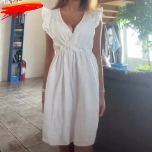 Vit klänning med volang - Supersöt endast använd 1 gång!!! Priset går att ändra❤️❤️jag brukar ha xs/s och den passar mig perfekt 🤩 