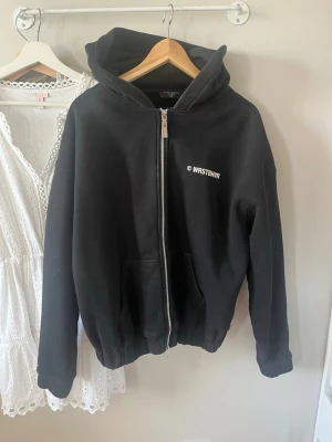 WRSTBHVR Svart hoodie med dragkedja - Zip Hoodie från WRSTBHVR. Snygg boxig fit och stor luva. Tjockt material och bra kvalité. Nypris kring 1300kr. Passar både tjej och kille, oversize modell
