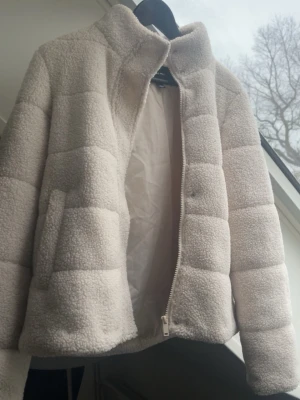 Beige teddyjacka från Vero Moda - Mysig teddyjacka i beige från Vero Moda med hög krage och dragkedja framtill. Lite smink fläckar vid kragen som nog går bort i tvätten. Storlek S🩷