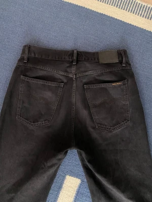 Nudie jeans Tuff Tony - 32/32. Lite slitage men ganska nya ändå. Tuff Tony - deras mer baggy modell  med hög midja 👍