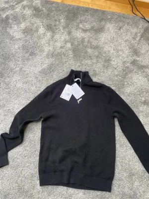 Svart halvzip från selected home - Snygg svart stickad tröja från selected. Tröjan är aldrig andvända . Perfekt för en stilren och enkel look. Pris går diskuteras och kan även mötas upp i Gbg!