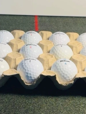 Wilson mix 12 st  - Hej säljer 12 st väldigt fina Wilson bollar. Bollarna är hittade på mark så finns inga vattenskador. Bollarna är noggrant tvättade. Sen ingår det också peggar på köpet. Säljer endast för 119kr. 