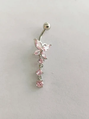 ⚜️NY Oanvänd Navelpiercing i 316L Kirurgiskt Stål⚜️ - 🔥 ERBJUDANDE: Få 30% rabatt när du köper 2 valfria piercingar! 🔥  Passa på att fynda och uppdatera din smyckessamling 💖 Skicka ett meddelande vid intresse eller frågor!