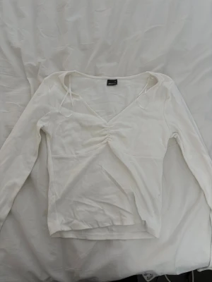 Vit långärmad topp Gina Tricot - Långärmad vit topp från Gina Tricot🌸Storlek M🌸Endast använd ett fåtal gånger, så tröjan är i väldigt bra skick🌸