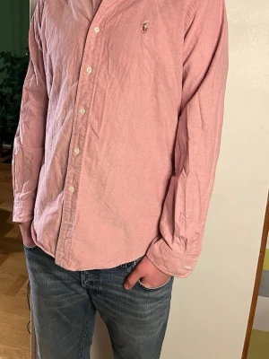 Rosa skjorta från Ralph Lauren - Rosa raffe skjorta med skön passform. Passar perfekt till sommarn! Nypris ligger över 1200!⭐️ strl M och  det är custom fit