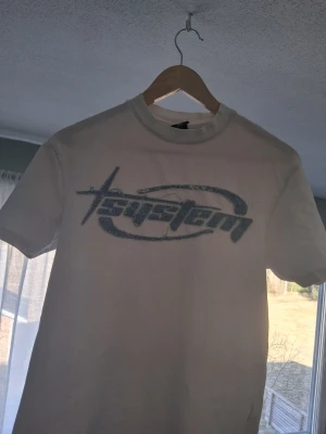 Vit System t-shirt med tryck - Säljer den här tröjan då den är för liten för mig och jag knappt använder den