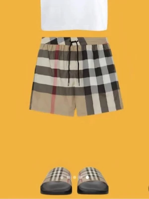 SÖKER!! BURRBERY!! - Söker Burrbery short/bad byxor och även Burrbery tofflor skriv om du har nåt av de strl på tofflor 42-43 strl på shorts S-M