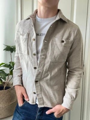 Dobber overshirt  - Dobber overshirt beige, Inga defekter! Modellen i bilderna är 180 cm 75 kg och bär Storlek S , Kom med frågor! 🌟 (Kan gå ned i pris vid köp av paket 😉) 