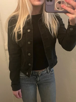 Jeansjacka  - En jeansjacka från veramoda i storlek xs.