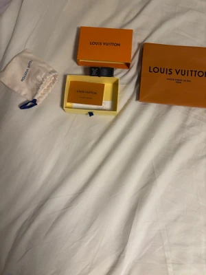 Louis Vuitton svart accessoardosa - Lyxig accessoardosa från Louis Vuitton i svart med klassiskt monogrammönster. Kommer med originalförpackning, dustbag och certifikat. Perfekt för att förvara småsaker eller smycken. Snygg och stilren design som ger exklusiv känsla.