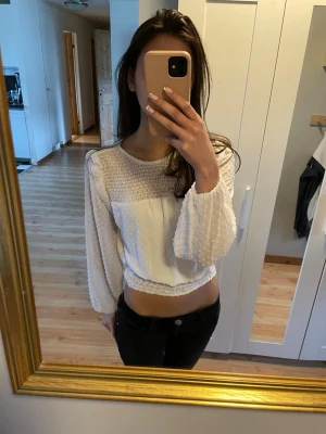 Vit blus  - Säljer en söt vit blus med volangkant och diskret prickigt mönster. Bara använd fåtal gånger 