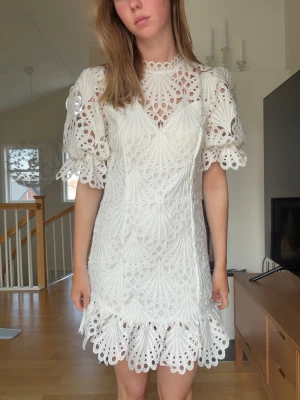 Studentklänning - Så fin och eftertraktad modell!!🩷🩷 står storlek M men mer än XS/S, jag på bilden är ca 170🫶🏻