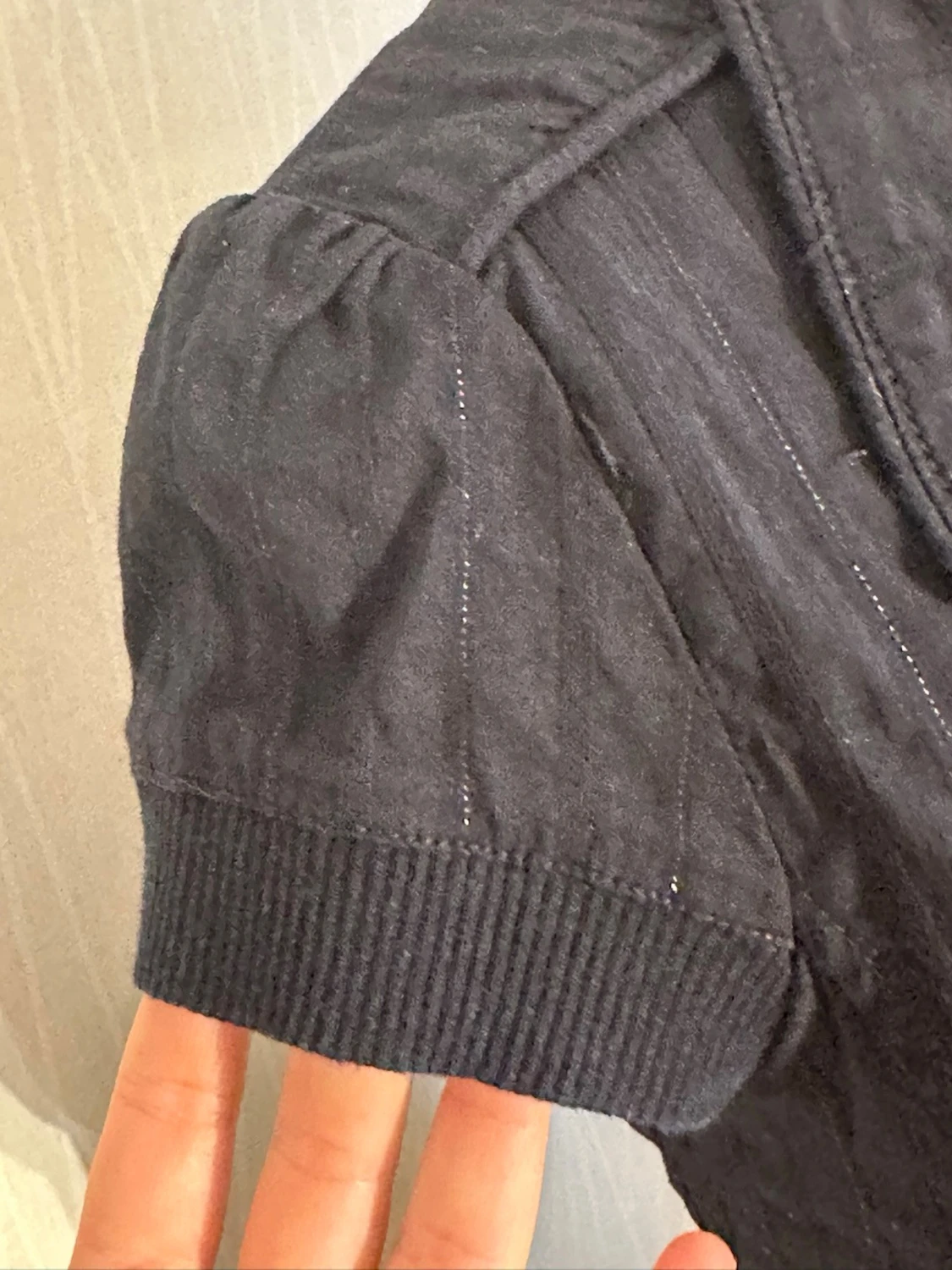 Svart figursydd grunge jacka med korta puffärmar.  - 4