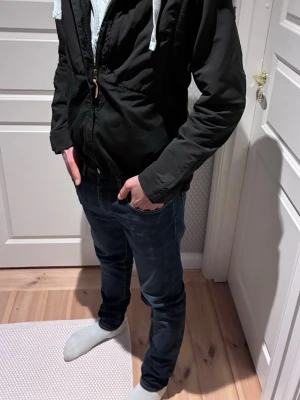 Mörkblå Levi's slim fit jeans W31 L34 - Säljer ett par mörkblå slim fit jeans från Levi's med klassiska sömmar och fem fickor. Jeansen har en snygg passform och den ikoniska röda Levi's-lappen på bakfickan. Perfekta till en avslappnad stil och tillverkade i mjukt denimtyg. Gott skick, dvs. 9/10.