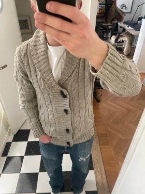 Beige cardigan  - Tja säljer en snygg beige cardigan. Tröjan är storlek S men passar snarare L. Modellen är 175 och 72 kg. Skriv vid frågor eller funderingar 