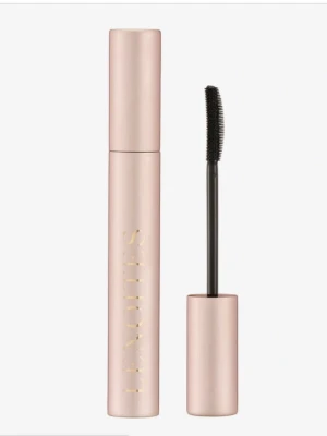 Leonites  - Snygg mascara från Leonites  i en stilren, matt rosa tub med guldfärgad text. Borsten är böjd och har täta strån för att separera fransarna och ge volym. Perfekt för dig som vill ha definierade och fylliga fransar. Förpackningen är i metall-look.