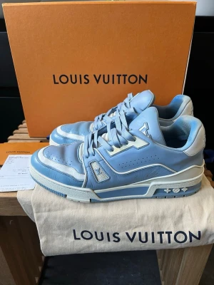 Louis Vuitton trainers  - Tjena, säljer nu dessa riktigt snygga och populära lv trainersen, de är i bra skick, repaintade där framme de vita, Uk 8 passar 42/43, box och kvitto ingår, hör av er vid frågor och funderingar🙌🤝 