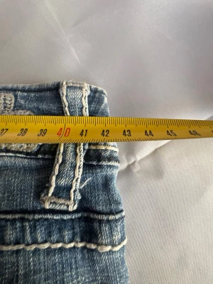 Y2k low waist jeansshorts  - Har fler en dessa så bara att fråga. Priset är 240-275 styck. Se bilder för midjemått. Kan sälja alla för 675kr. Om du köper utan att kontakta migskickar jag en random. Inte miss me btw